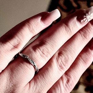 Women’s platinum twister eternity band
